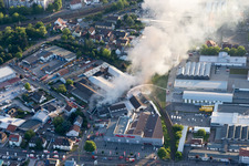 Image drone de Fumée et flammes lors des opérations d'extinction d'un grand incendie dans un entrepôt avec des antiquités et de vieilles voitures dans la Werkstrasse à Speyer dans le département Rhénanie-Palatinat, Allemagne