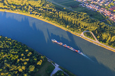 Vue aérienne de Cargo sur le Rhin le soir à le quartier Rheinhausen in Oberhausen-Rheinhausen dans le département Bade-Wurtemberg, Allemagne
