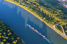 Vue aérienne de Cargo sur le Rhin le soir à le quartier Rheinhausen in Oberhausen-Rheinhausen dans le département Bade-Wurtemberg, Allemagne