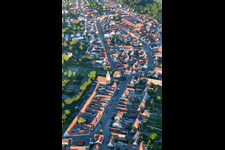 Vue aérienne de Rue principale à le quartier Liedolsheim in Dettenheim dans le département Bade-Wurtemberg, Allemagne