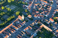 Vue oblique de Rue principale à le quartier Liedolsheim in Dettenheim dans le département Bade-Wurtemberg, Allemagne