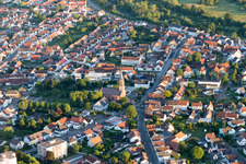 Vue aérienne de Église protestante à le quartier Linkenheim in Linkenheim-Hochstetten dans le département Bade-Wurtemberg, Allemagne
