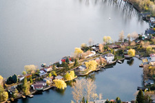 Vue aérienne de Chemin intermédiaire entre Adriaweiher et Schwanenweiher dans la zone de loisirs Blue Adriatic à Altrip dans le département Rhénanie-Palatinat, Allemagne