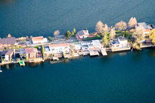 Photographie aérienne de Chemin intermédiaire entre Adriaweiher et Schwanenweiher dans la zone de loisirs Blue Adriatic à Altrip dans le département Rhénanie-Palatinat, Allemagne