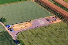 Vue aérienne de Chantier de construction du parc éolien EnBW Freckenfeld - pour une éolienne de 6 éoliennes à Freckenfeld dans le département Rhénanie-Palatinat, Allemagne