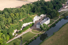 Vue aérienne de Caves creusées dans le tuf des rives du Loir devant le Château de Rochambeau à Thoré-la-Rochette dans le département Loir et Cher, France