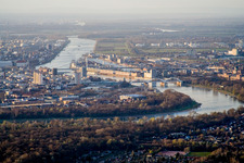 Vue aérienne de Vue sur la ville au bord du Rhin à le quartier Süd in Ludwigshafen am Rhein dans le département Rhénanie-Palatinat, Allemagne