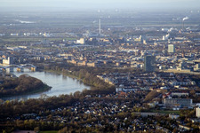 Vue aérienne de Les rives du Rhin à le quartier Lindenhof in Mannheim dans le département Bade-Wurtemberg, Allemagne