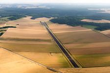 Vue aérienne de Piste à Chailley dans le département Yonne, France