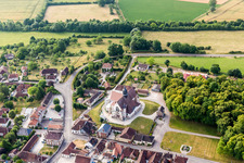 Vue aérienne de Bâtiment d'église au centre du village à Saint-Phal dans le département Aube, France