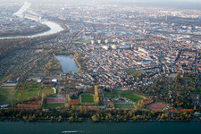 Vue oblique de Vue des rues et des maisons des quartiers résidentiels à Altrip dans le département Rhénanie-Palatinat, Allemagne