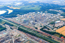 Vue aérienne de Raffinerie d'huile minérale du Rhin supérieur MIRO vue de l'ouest à le quartier Knielingen in Karlsruhe dans le département Bade-Wurtemberg, Allemagne
