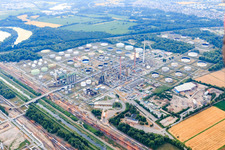 Vue aérienne de Raffinerie d'huile minérale du Rhin supérieur MIRO vue de l'ouest à le quartier Knielingen in Karlsruhe dans le département Bade-Wurtemberg, Allemagne