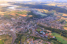 Vue aérienne de Vue du nord-ouest le matin avec le mât rouge et blanc de l'émetteur Südwestrundfunk Mühlacker, l'emblème de la ville à Mühlacker dans le département Bade-Wurtemberg, Allemagne