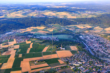 Vue aérienne de Mât émetteur rouge et blanc de l'émetteur Südwestrundfunk Mühlacker, l'emblème de la ville à Mühlacker dans le département Bade-Wurtemberg, Allemagne