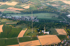 Vue aérienne de Tour radio et émetteur à mât en acier comme émetteur de réseau de base Mühlacker à Mühlacker dans le département Bade-Wurtemberg, Allemagne