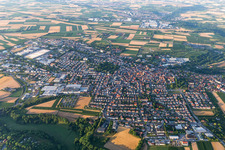 Vue aérienne de Vue des rues et des maisons dans les quartiers résidentiels à Markgröningen dans le département Bade-Wurtemberg, Allemagne