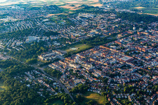 Vue aérienne de Parc du château baroque fleuri du Schloss Residenzschloss Ludwigsburg et Favoritepark à Ludwigsburg dans le département Bade-Wurtemberg, Allemagne