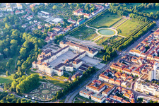 Vue oblique de Parc du château baroque fleuri du Schloss Residenzschloss Ludwigsburg et Favoritepark à Ludwigsburg dans le département Bade-Wurtemberg, Allemagne