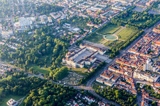 Parc du château baroque fleuri du Schloss Residenzschloss Ludwigsburg et Favoritepark à Ludwigsburg dans le département Bade-Wurtemberg, Allemagne d'en haut