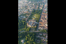 Parc du château baroque fleuri du Schloss Residenzschloss Ludwigsburg et Favoritepark à Ludwigsburg dans le département Bade-Wurtemberg, Allemagne hors des airs