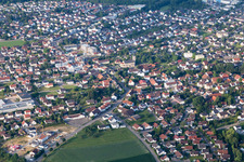 Vue aérienne de Vue des rues et des maisons dans les quartiers résidentiels à Mutlangen dans le département Bade-Wurtemberg, Allemagne