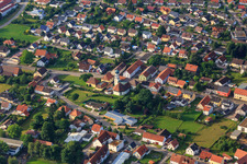 Vue aérienne de Vue de la ville depuis le nord avec l'école maternelle catholique St. Maria Ebnat et l'église de l'Immaculée Conception à le quartier Ebnat in Aalen dans le département Bade-Wurtemberg, Allemagne