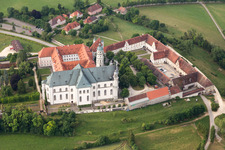 Complexe monastique et muséal Neresheim à Neresheim dans le département Bade-Wurtemberg, Allemagne d'en haut