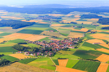 Vue aérienne de Vue du village depuis le nord à le quartier Aufhausen in Forheim dans le département Bavière, Allemagne