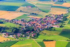 Vue aérienne de Vue du village depuis le nord à le quartier Aufhausen in Forheim dans le département Bavière, Allemagne