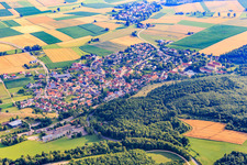 Vue aérienne de Vue du village depuis le sud-ouest avec l'école primaire Mönchsdeggingen à Mönchsdeggingen dans le département Bavière, Allemagne