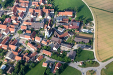 Vue oblique de Donauries en bordure de champs agricoles et de terres agricoles à le quartier Schaffhausen in Mönchsdeggingen dans le département Bavière, Allemagne
