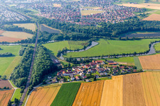 Vue aérienne de Les rives de la Wörnitz à Felsheim à le quartier Riedlingen in Donauwörth dans le département Bavière, Allemagne