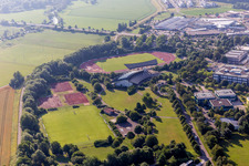 Vue aérienne de Ensemble de terrains de sport de l'école Hans-Leipelt et de l'école Ludwig-Bölkow, école professionnelle d'État Donauwörth, école technique à le quartier Riedlingen in Donauwörth dans le département Bavière, Allemagne