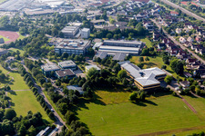 Vue aérienne de École Hans-Leipelt et école Ludwig-Bölkow, École professionnelle publique Donauwörth, École technique du district de Neudegg à le quartier Riedlingen in Donauwörth dans le département Bavière, Allemagne