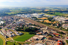 Vue aérienne de Zone industrielle Neurieder Weg avec les matériaux de construction BayWa AG Donauwörth, Action Donauwörth et Fressnapf Donauwörth à le quartier Riedlingen in Donauwörth dans le département Bavière, Allemagne