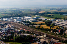 Vue aérienne de Zone industrielle et commerciale au sud de la gare dans le quartier de Riedlingen à Donauwörth dans le département Bavière, Allemagne