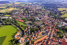 Vue aérienne de Pflegstraße avec l'ancienne caserne et le cimetière à Donauwörth dans le département Bavière, Allemagne