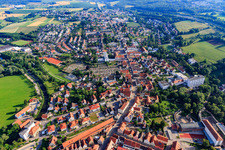 Vue aérienne de Pflegstraße avec l'ancienne caserne et le cimetière à Donauwörth dans le département Bavière, Allemagne