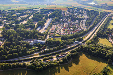 Vue aérienne de Ancien quartier de casernes (Alfred-Delp-Quartier) et quartier résidentiel au sud de Dr.-Loeffellad-St à Donauwörth dans le département Bavière, Allemagne