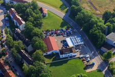 Vue aérienne de Station-service Oberholzner avec zone de stockage de voitures à la casse à Donauwörth dans le département Bavière, Allemagne