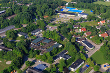 Vue aérienne de Ancien quartier de la caserne (quartier Alfred Delp) devant la piscine extérieure du Schellenberg à Donauwörth dans le département Bavière, Allemagne