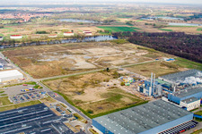 Vue aérienne de Site du centre logistique Netto dans la zone industrielle derrière l'usine de papier Palm à Wörth am Rhein dans le département Rhénanie-Palatinat, Allemagne