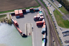 Vue aérienne de Port à conteneurs à le quartier Maximiliansau in Wörth am Rhein dans le département Rhénanie-Palatinat, Allemagne