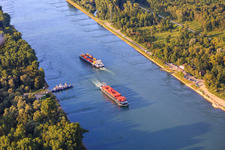 Vue aérienne de Le ferry rhénan Leimersheim attend 2 cargos sur le Rhin à le quartier Leopoldshafen in Eggenstein-Leopoldshafen dans le département Bade-Wurtemberg, Allemagne