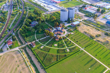 Vue aérienne de Deux grands silos d'ancien Südzucker à l'Ermitage Waghäuse dans la lumière du soir à Waghäusel dans le département Bade-Wurtemberg, Allemagne