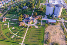Photographie aérienne de Deux grands silos d'ancien Südzucker à l'Ermitage Waghäuse dans la lumière du soir à Waghäusel dans le département Bade-Wurtemberg, Allemagne