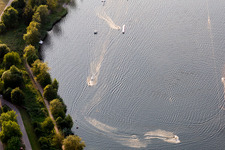 Vue oblique de St. Leoner See, station de ski nautique à le quartier Sankt Leon in St. Leon-Rot dans le département Bade-Wurtemberg, Allemagne