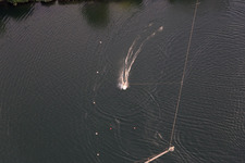 Image drone de St. Leoner See, station de ski nautique à le quartier Sankt Leon in St. Leon-Rot dans le département Bade-Wurtemberg, Allemagne