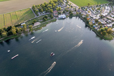 St. Leoner See, station de ski nautique à le quartier Sankt Leon in St. Leon-Rot dans le département Bade-Wurtemberg, Allemagne d'un drone